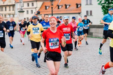 Prag, Çek Cumhuriyeti - 7 Mayıs 2023 - Maraton koşusu, katılımcıların bitiş çizgisini geçtiği