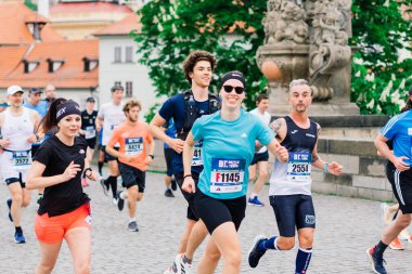 Prag, Çek Cumhuriyeti - 7 Mayıs 2023 - Maraton koşusu, katılımcıların bitiş çizgisini geçtiği