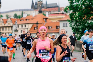 Prag, Çek Cumhuriyeti - 7 Mayıs 2023 - Maraton koşusu, katılımcıların bitiş çizgisini geçtiği