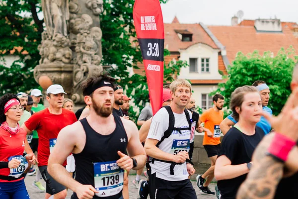 Praga Czechy Maja 2023 Wyścig Maratonowy Którym Uczestnicy Maratonu Przekraczają — Zdjęcie stockowe