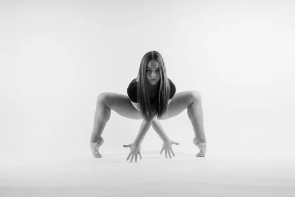 Menina Flexível Artista Ginástica Rítmica Pulando Sobre Fundo Escuro Branco — Fotografia de Stock
