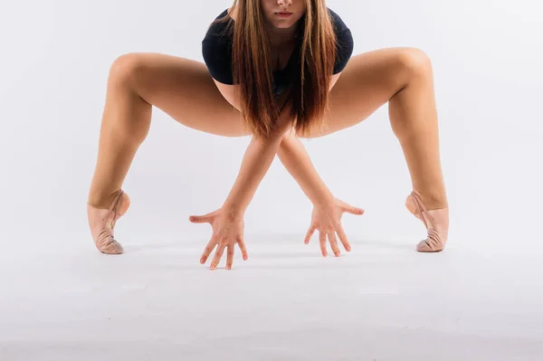 柔軟な女の子は リズミカルな体操アーティストの白い暗い背景にジャンプします 動きに恵み — ストック写真