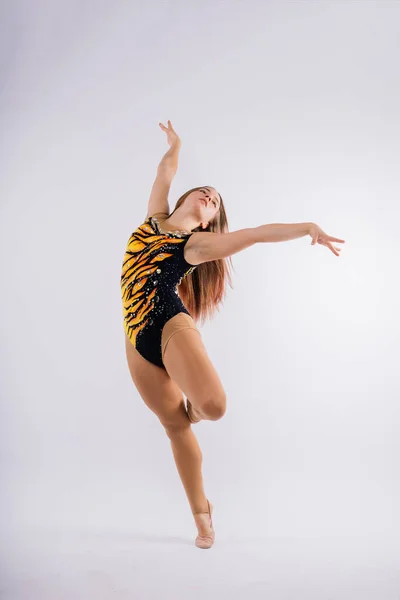 Flexibel Flicka Rytmisk Gymnastisk Konstnär Hoppar Vit Mörk Bakgrund Grace — Stockfoto