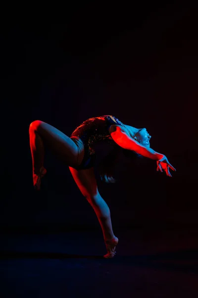 Chica Flexible Artista Gimnástica Rítmica Saltando Sobre Fondo Blanco Oscuro — Foto de Stock