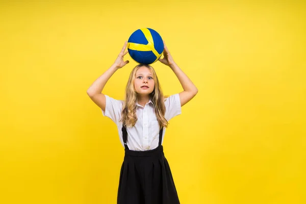 Portret Uroczej Ośmioletniej Dziewczynki Stroju Siatkówki Odizolowanej Czerwonym Żółtym Tle — Zdjęcie stockowe