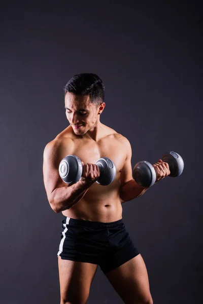 Shirtless Bodybuilder Showing His Great Body Holding Dumbells — Stockfoto