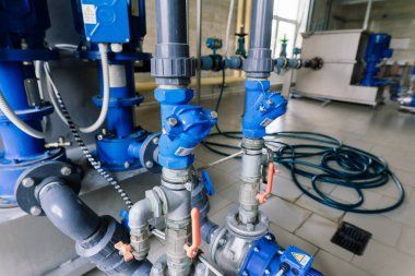 Endüstriyel kazan dairesinde basınç sensörü. Isıtma sistemindeki barometre. Yakın plan..