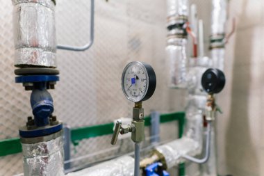 Endüstriyel kazan dairesinde basınç sensörü. Isıtma sistemindeki barometre. Yakın plan..