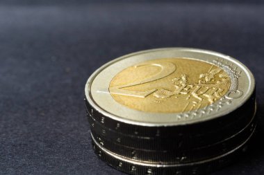 Euro yakın çekim fotoğrafları. Makro paralar. Yumuşak odak, koyu arkaplan