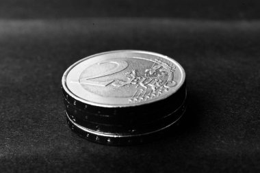 Euro yakın çekim fotoğrafları. Makro paralar. Yumuşak odak, koyu arkaplan