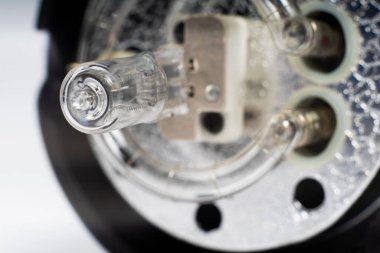 Stüdyo ışığı lambası izole edilmiş beyaz bir arkaplan üzerine yakın plan