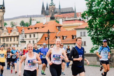 Prag, Çek Cumhuriyeti - 7 Mayıs 2023 - Grup sporcuları gün ışığında maraton koşuyor