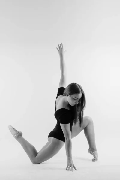 美しいクール若いですフィット体操の女性でスポーツウェアのドレスワークアウト 舞台芸術体操 — ストック写真