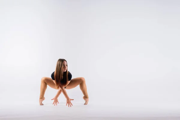Güzel Genç Formalı Spor Elbiseli Bir Kadın Spor Yapıyor Jimnastik — Stok fotoğraf