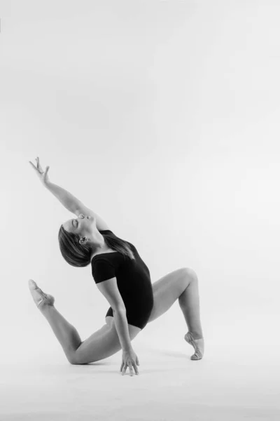 Giovane Bella Ballerina Posa Sfondo Studio Con Spazio Copia — Foto Stock