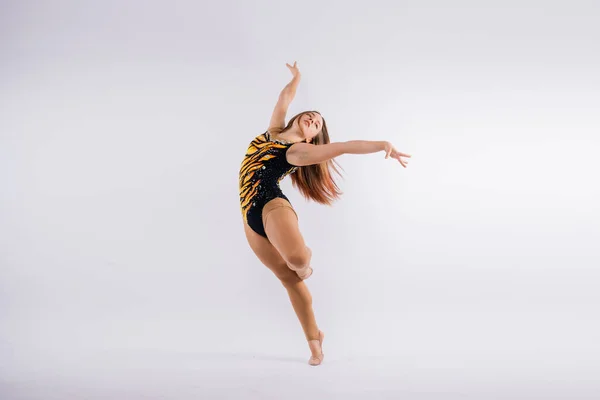 Νεαρή Όμορφη Χορεύτρια Ποζάρουν Στο Στούντιο Φόντο Αντίγραφο Χώρο — Φωτογραφία Αρχείου