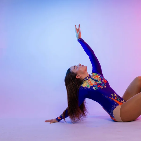 Jovem Bela Dançarina Posando Fundo Estúdio Com Espaço Cópia — Fotografia de Stock