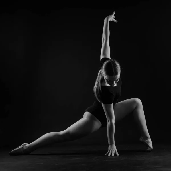 Jovem Bela Dançarina Posando Fundo Estúdio Com Espaço Cópia — Fotografia de Stock