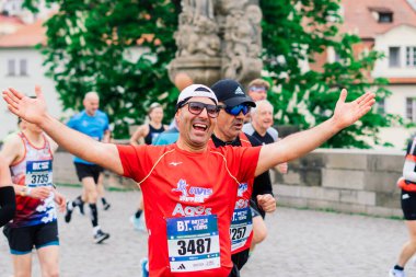 Prag, Çek Cumhuriyeti - 7 Mayıs 2023 - Prag koşucuları şehrin sokaklarında yarı maraton.