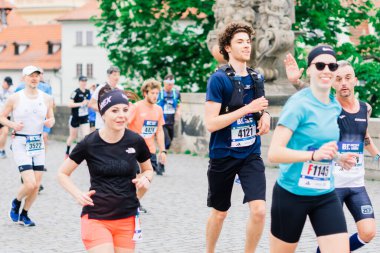 Prag, Çek Cumhuriyeti - 7 Mayıs 2023 - Prag koşucuları şehrin sokaklarında yarı maraton.