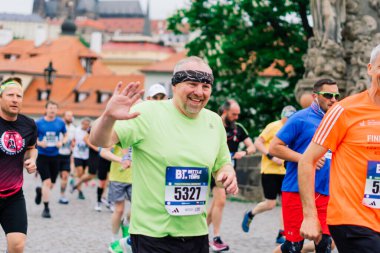 Prag, Çek Cumhuriyeti - 7 Mayıs 2023 - Prag koşucuları şehrin sokaklarında yarı maraton.