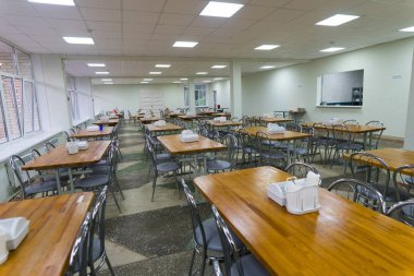 Sandalyeler ve masalar. Yemek salonu karantinaya alındı..