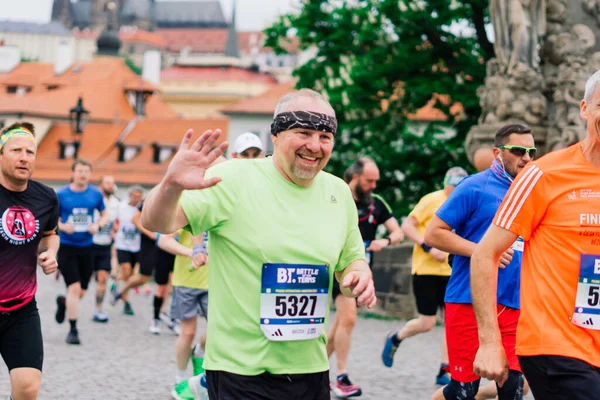 Prag, Çek Cumhuriyeti - 7 Mayıs 2023 - Prag koşucuları şehrin sokaklarında yarı maraton.