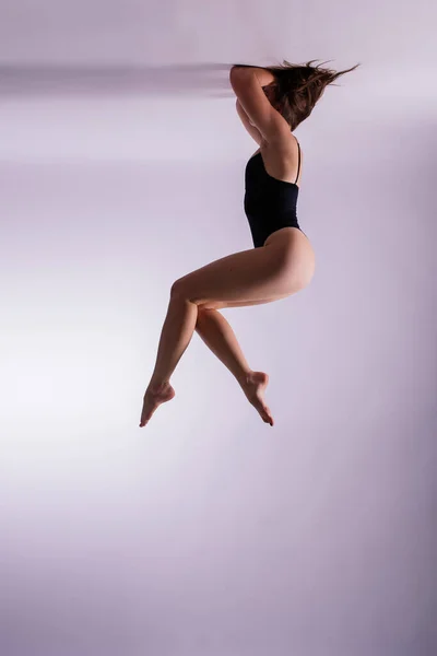 Bild Ung Fyllig Kvinna Som Gör Akrobatiskt Stunt Studioshot — Stockfoto