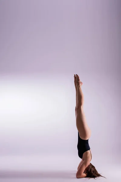 Изображение Молодой Пухлой Женщины Делающей Акробатический Трюк Студийный Кадр — стоковое фото