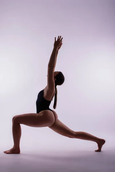 Bild Einer Jungen Molligen Frau Die Einen Akrobatischen Stunt Macht — Stockfoto