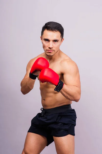 穿着红色手套的职业运动员拳击手被隔离在演播室 竞争概念 — 图库照片
