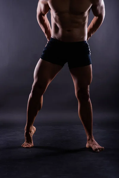 Svalnaté Mužské Nohy Muž Studiu Tmavé Pozadí — Stock fotografie