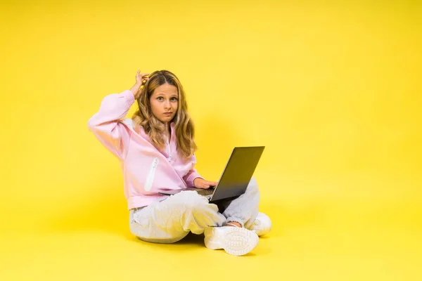 Позитивна Дитина Сидить Ноутбуком Читає Домашнє Вбрання Повсякденному Стилі Тканини — стокове фото