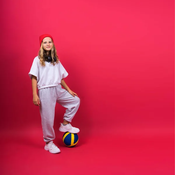 Nastolatka Trzyma Ręku Piłkę Siatkówki Uśmiecha Się Czerwonym Żółtym Tle — Zdjęcie stockowe