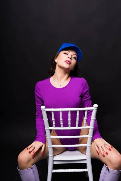 Uwodzicielska Młoda Kobieta Fioletowym Body Ciemnym Studio Kobiece Koncepcje Mody — Zdjęcie stockowe