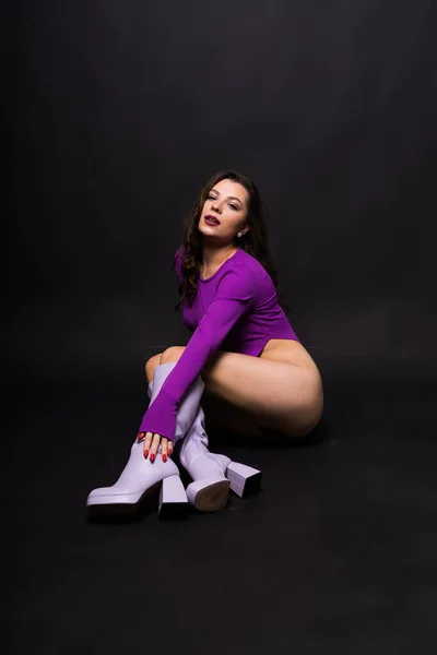 Соблазнительная Молодая Женщина Фиолетовом Телесном Костюме Тёмной Студии Женская Мода — стоковое фото