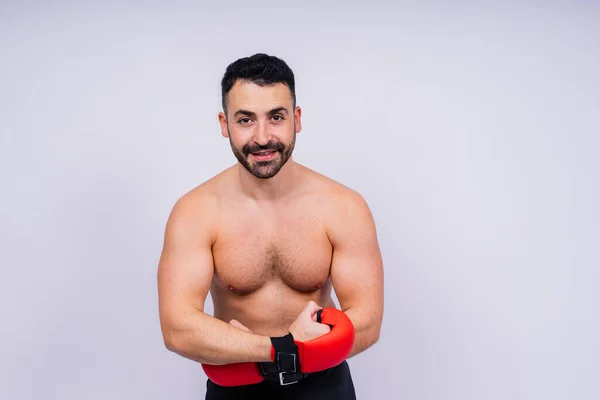 男ボクサーで赤スポーツボクシング手袋でスタジオ コピースペース — ストック写真