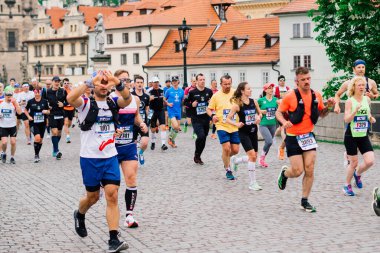 Prag, Çek Cumhuriyeti - 7 Mayıs 2023 - Grup sporcuları gün ışığında maraton koşuyor
