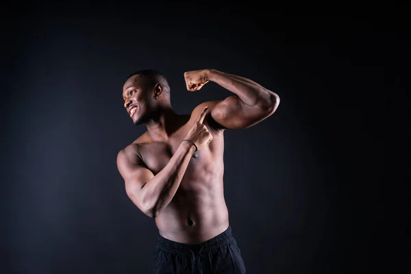 Atletico Uomo Afroamericano Topless Grandi Muscoli Uno Studio Sfondo Scuro — Foto Stock