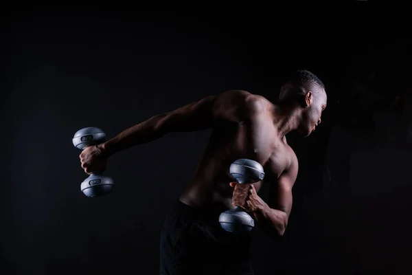 Atletisk Afrikansk Amerikansk Man Topless Stora Muskler Mörk Bakgrund Studio — Stockfoto