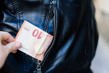 Hırsız ceketinin cebinden kart, banknot, para cüzdanı çıkardı..