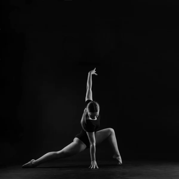Plná Délka Teen Dívka Úsměvem Dělá Fitness Cvičení Izolované Bílém — Stock fotografie