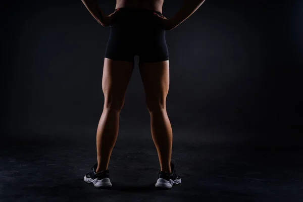 Pernas Femininas Forma Sapatilhas Esculpidas Músculos Fundo Escuro — Fotografia de Stock