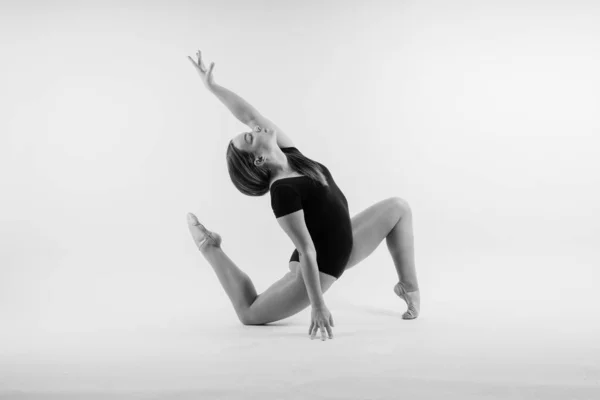 Sportiva Övningar Stående Och Stretching Händerna Vacker Muskulös Kvinna Inomhus — Stockfoto