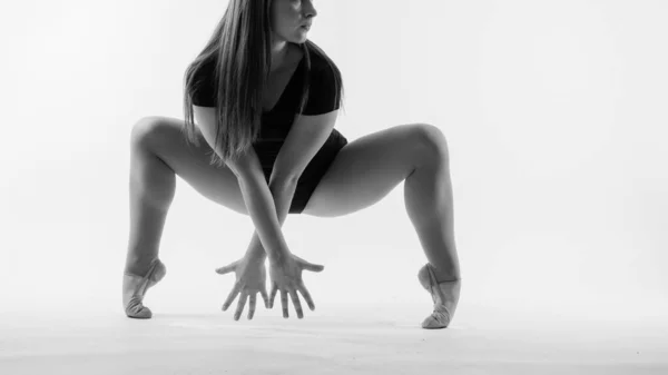 Sportiva Övningar Stående Och Stretching Händerna Vacker Muskulös Kvinna Inomhus — Stockfoto