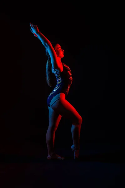 積極的な演習では 立って手を伸ばし 屋内スタジオで美しい筋肉の女性 — ストック写真