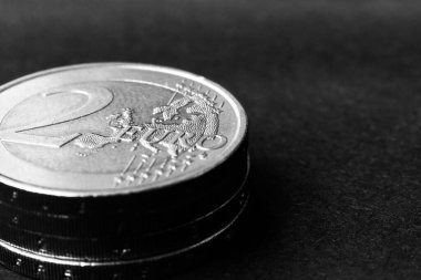 Euro yakın çekim fotoğrafları. Makro paralar. Yumuşak odak, koyu arkaplan