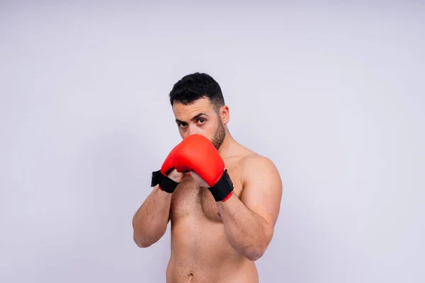 男子拳击选手穿着红色运动拳击手套在演播室 复制空间 — 图库照片