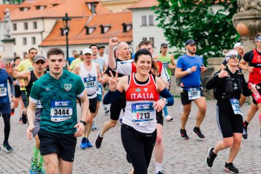 Prag, Çek Cumhuriyeti - 7 Mayıs 2023 - Maraton koşusu, katılımcıların bitiş çizgisini geçtiği