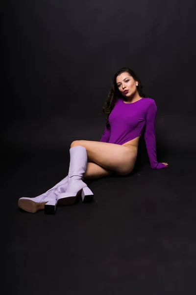Aantrekkelijk Slank Brunette Meisje Een Violet Bodysuit Ondergoed Studio Lichaamsverzorging — Stockfoto